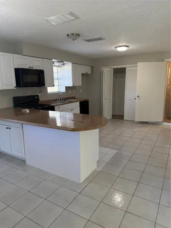 $1,800 | 615 Texas Street, Tomball, TX 77375