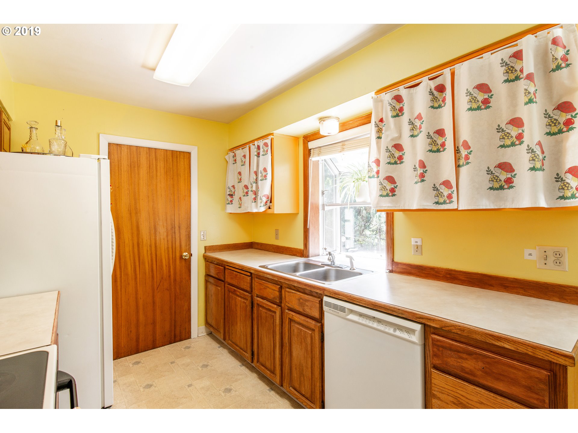 2530 Southwest Huber Street Portland, OR 97219 - Photo 8 of 17 Gallery Image 8