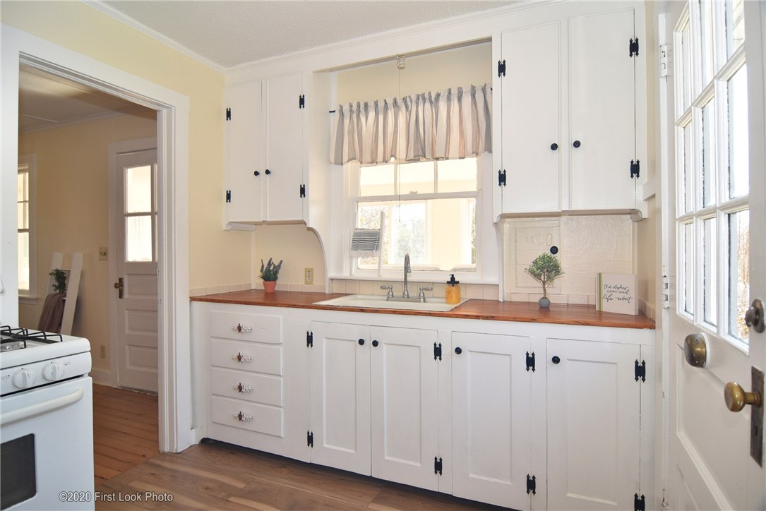 374 Succotash Road South Kingstown, RI 02879 - Photo 3 of 27