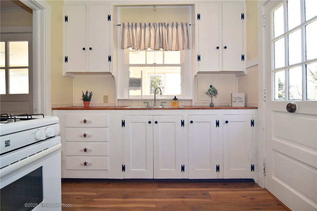 374 Succotash Road South Kingstown, RI 02879 - Photo 4 of 27