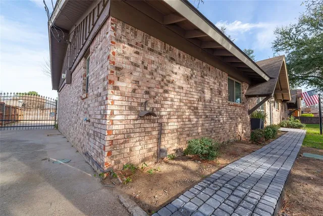 a view of a pathway both side of building
