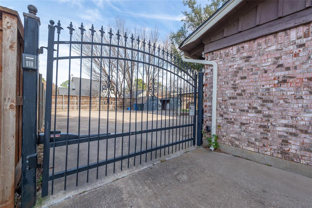 2124 Ridge Lane Grapevine, TX 76051 - Photo 4 of 23 a view of a balcony