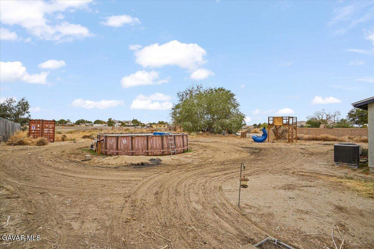 40287 Fieldspring Street Palmdale, CA 93591 - Photo 11 of 15 a view of a backyard of the house