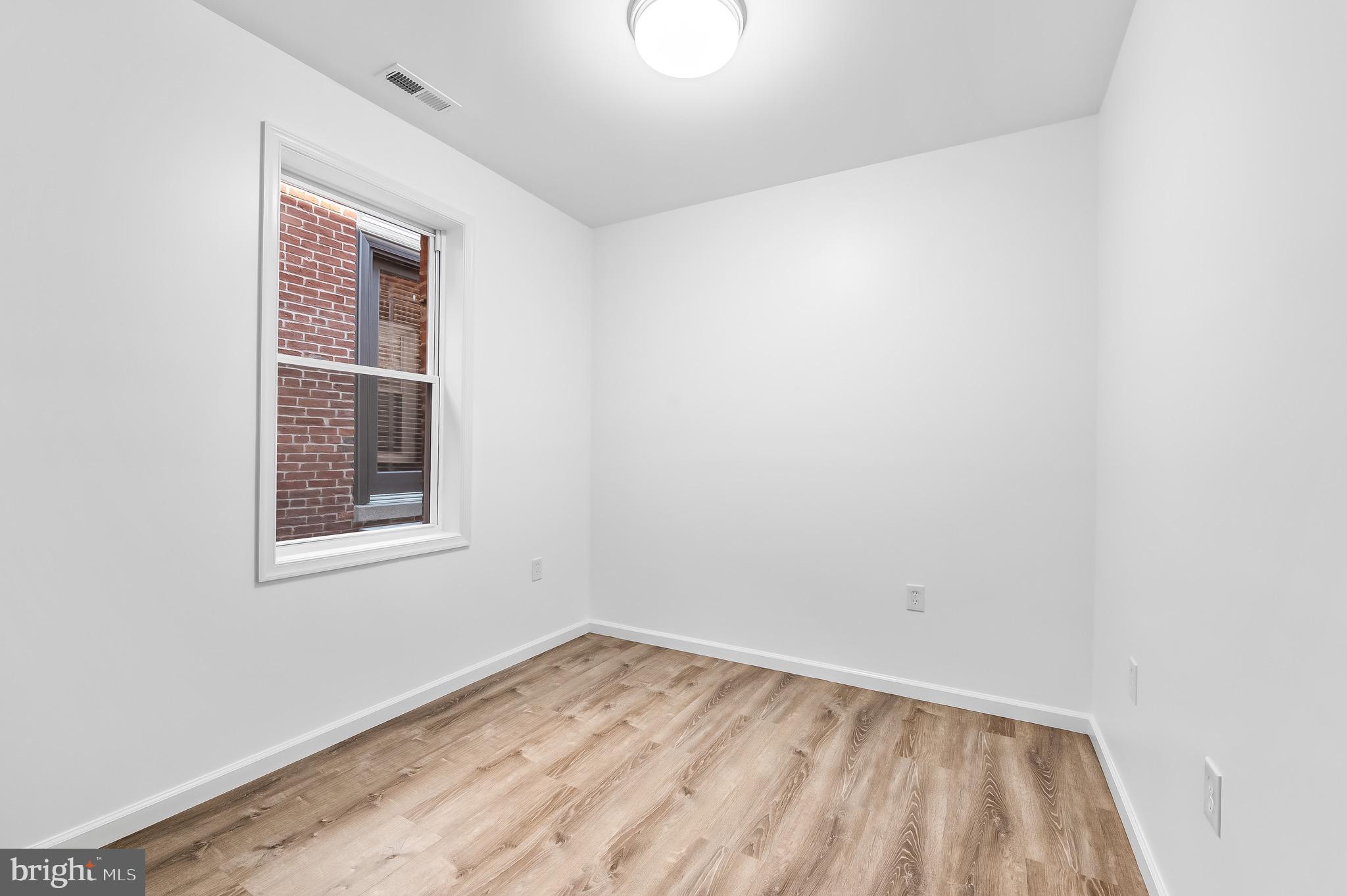 665 Washington Boulevard Baltimore, MD 21230 - Photo 10 of 21 an empty room with a window