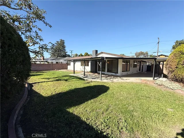 a view of a backyard