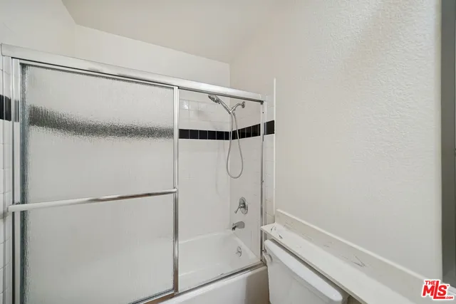 $2,695 | 870 Crenshaw Boulevard, Unit 204, Los Angeles, CA 90005