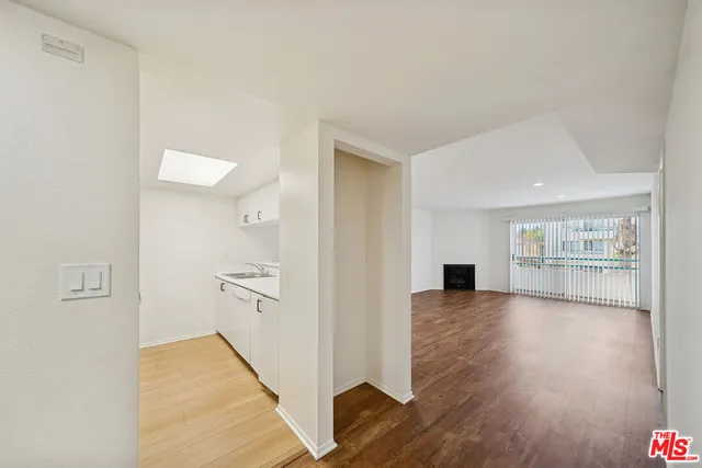 $2,695 | 870 Crenshaw Boulevard, Unit 204, Los Angeles, CA 90005