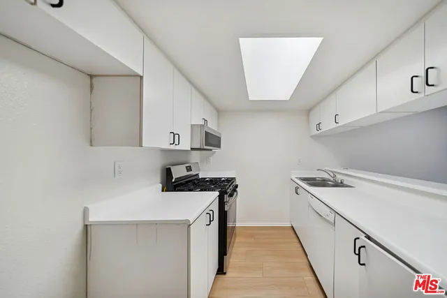 $2,695 | 870 Crenshaw Boulevard, Unit 204, Los Angeles, CA 90005