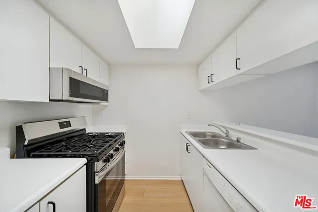 $2,695 | 870 Crenshaw Boulevard, Unit 204, Los Angeles, CA 90005