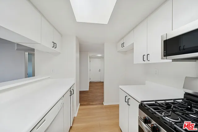 $2,695 | 870 Crenshaw Boulevard, Unit 204, Los Angeles, CA 90005