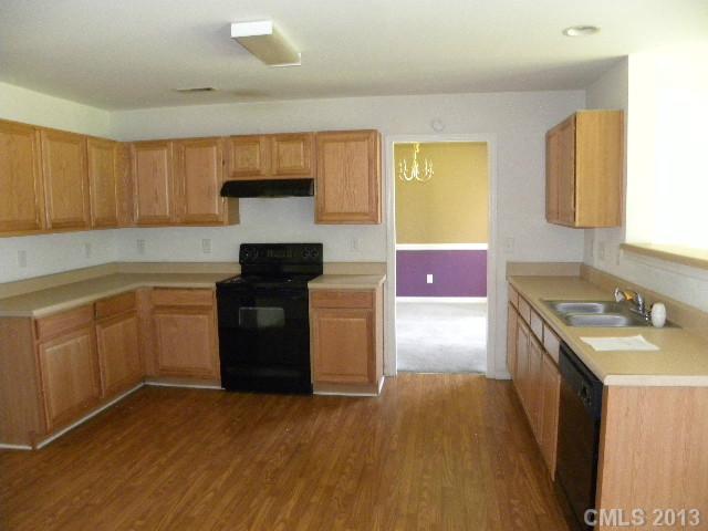 5521 Thompson Road Charlotte, NC 28216 - Photo 5 of 16 Gallery Image 5