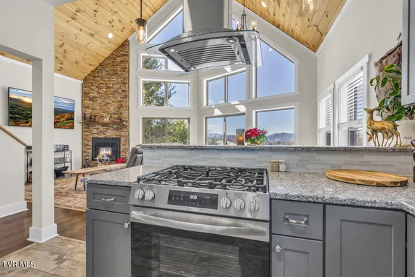 $682,000 | 550 Ridgeview Drive, Mountain City, TN 37683