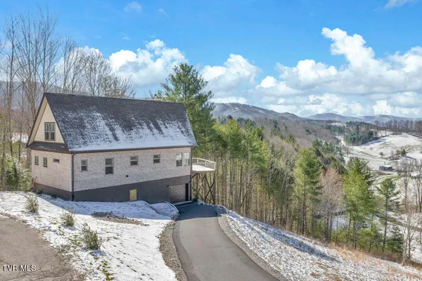 $682,000 | 550 Ridgeview Drive, Mountain City, TN 37683