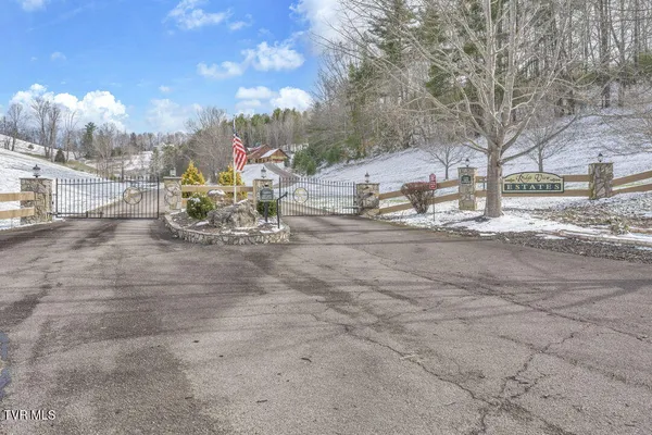 $682,000 | 550 Ridgeview Drive, Mountain City, TN 37683