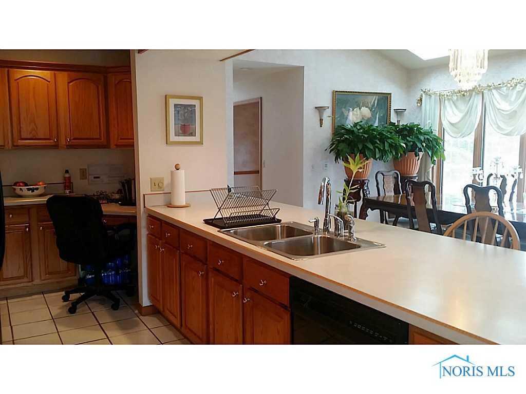 7360 Salisbury Road Maumee, OH 43537 - Photo 8 of 20 Eat In Kitchen.