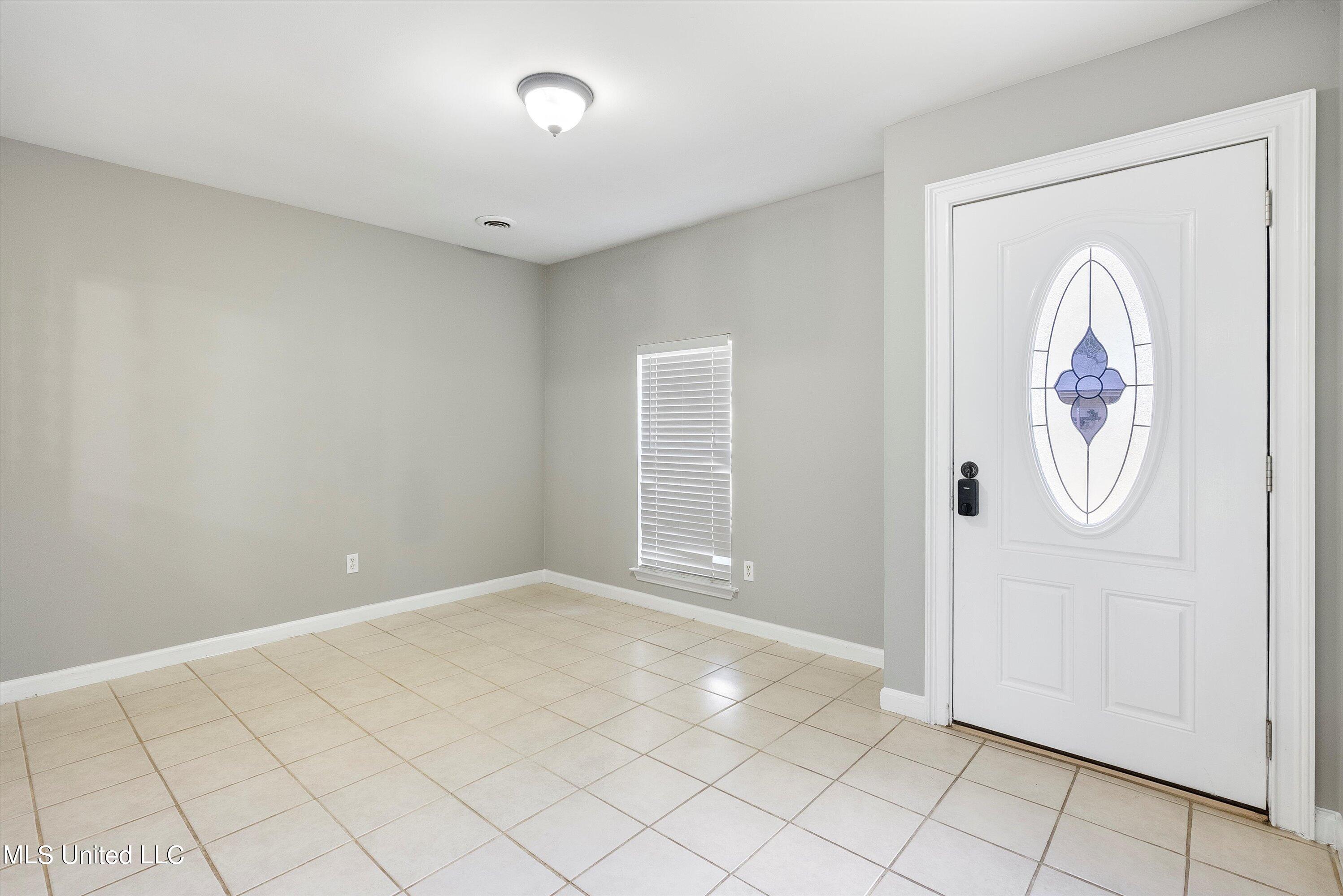 809 Old Forge Road Southaven, MS 38671 - Photo 5 of 27 Foyer