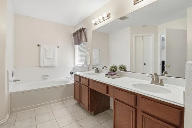 a view of a house with backyard