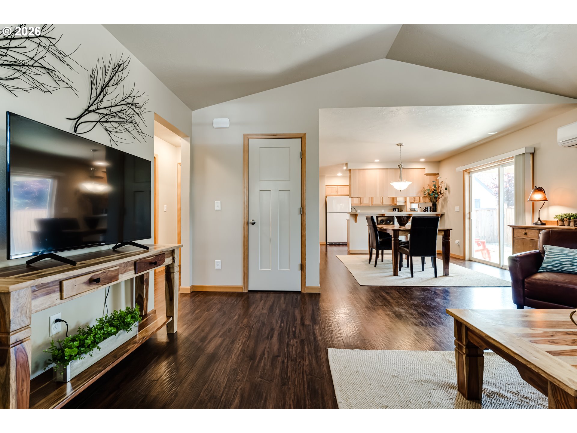 1529 Charnelton Alley Eugene, OR 97401 - Photo 6 of 35 Living Room