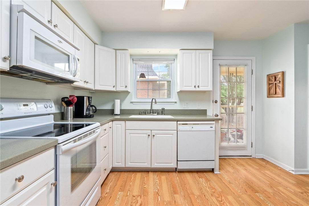 1761 Wire Road, Unit 411 Auburn, AL 36832 - Photo 7 of 17 Solid surface counters
