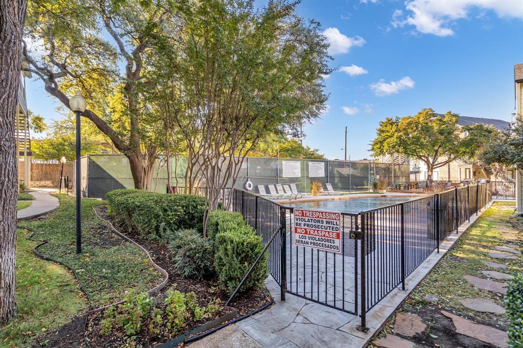 5981 Arapaho Road, Unit 1307 Dallas, TX 75248 - Photo 26 of 31 a view of balcony with wooden fence