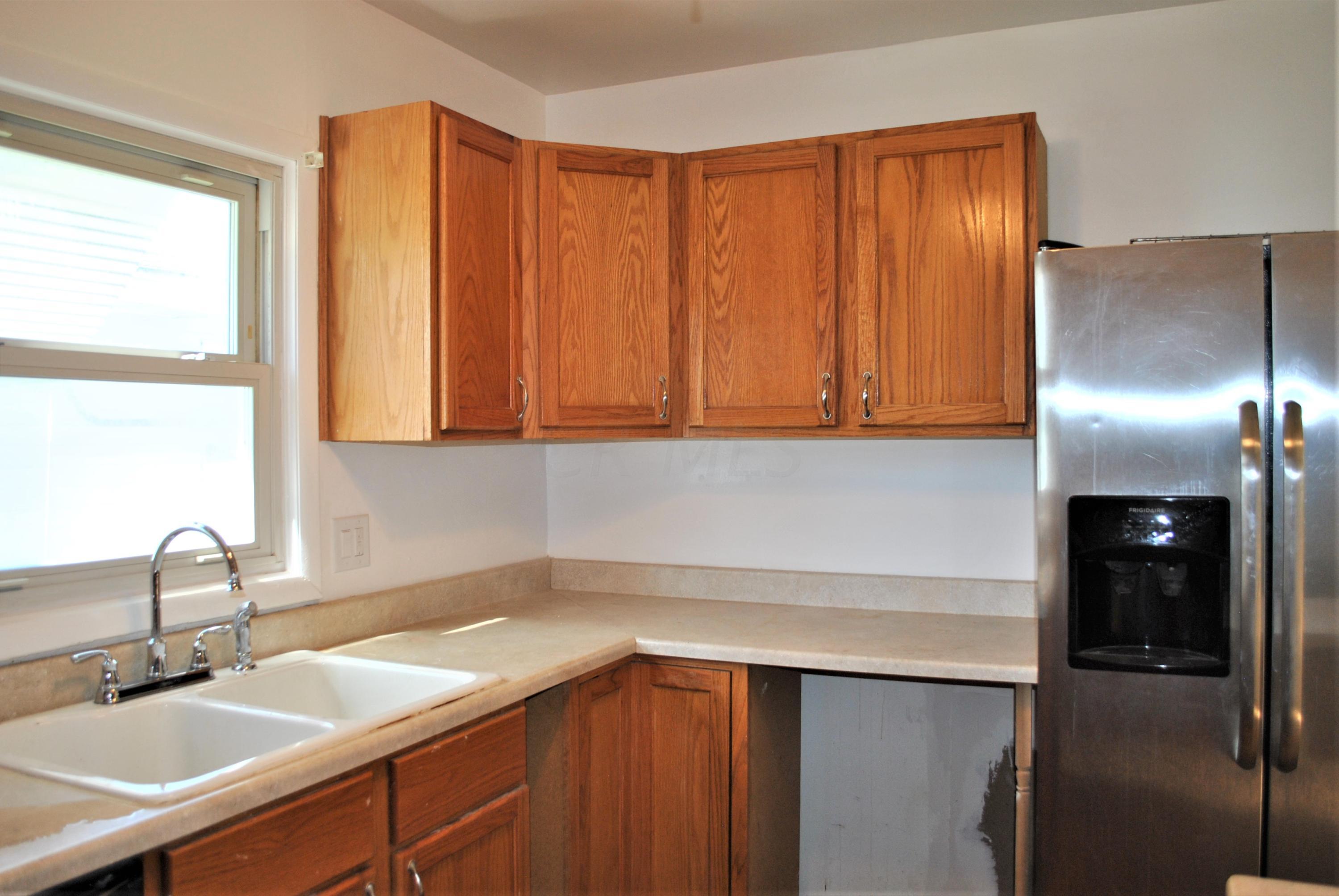 443 Ross Road Whitehall, OH 43213 - Photo 4 of 23