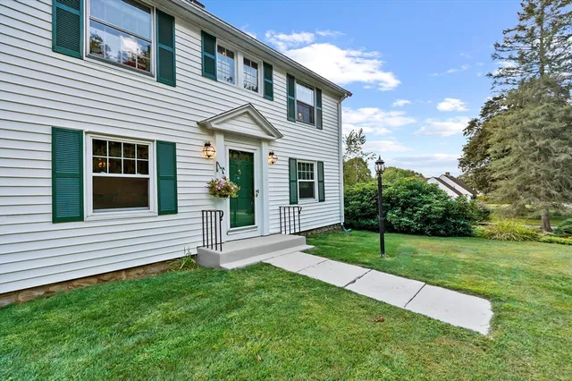 a view of a house with a yard
