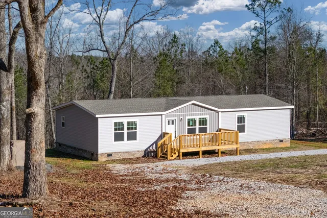 a view of a house with backyard