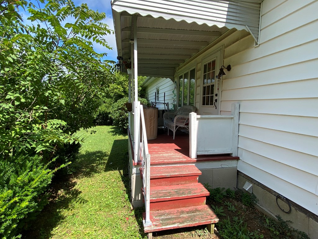 5197 Georgetown Road Franklin, PA 16323 - Photo 4 of 24 a front view of a house with a yard