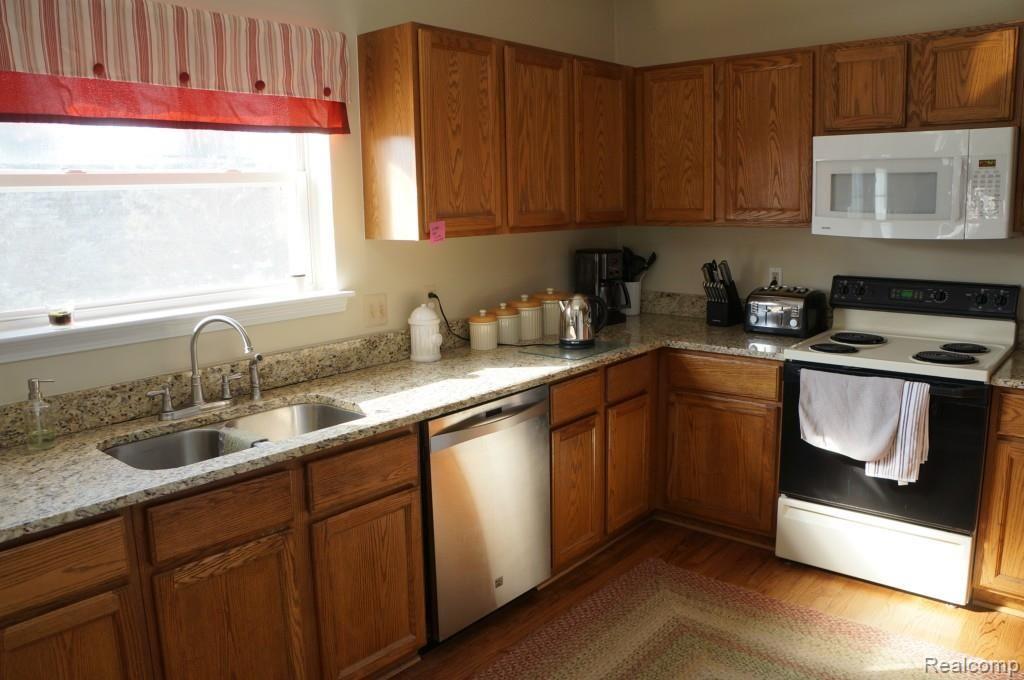 3189 Silverbrook Drive Rochester, MI 48306 - Photo 2 of 32