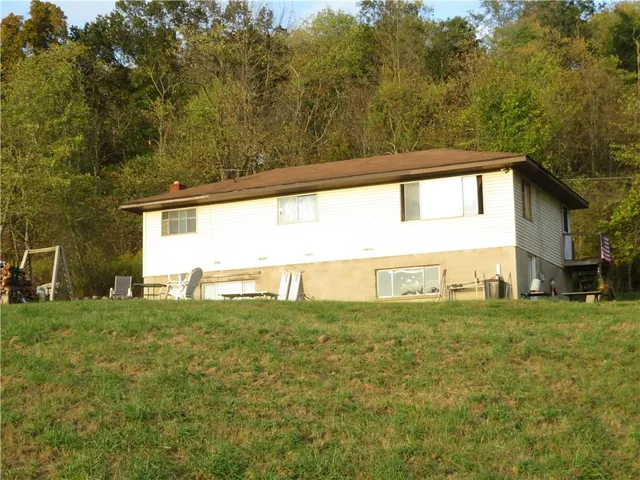 a view of a back yard of the house