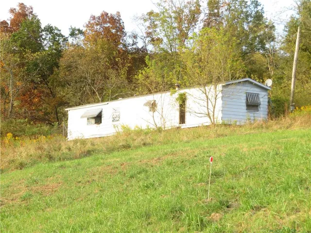 a view of a back yard