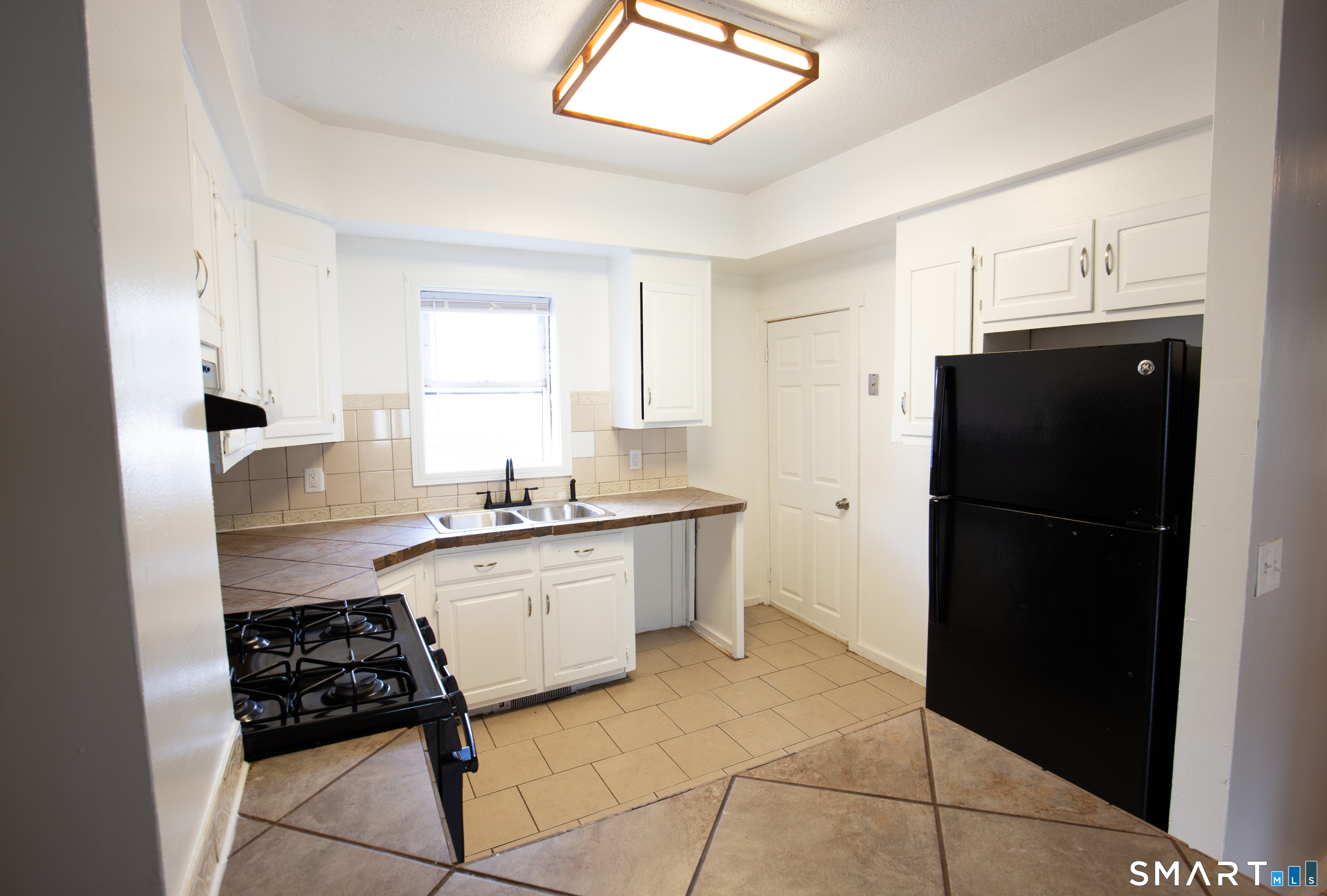 48 Bowen Street Hamden, CT 06514 - Photo 7 of 23