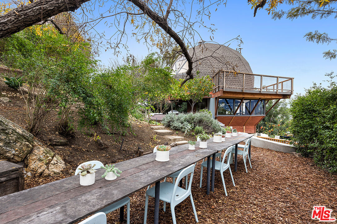 2538 Sundown Drive Los Angeles, CA 90065 - Photo 22 of 27 a backyard of a house with table and chairs