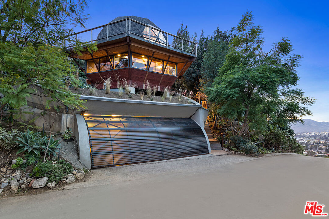 2538 Sundown Drive Los Angeles, CA 90065 - Photo 26 of 27 a view of a yard with plants