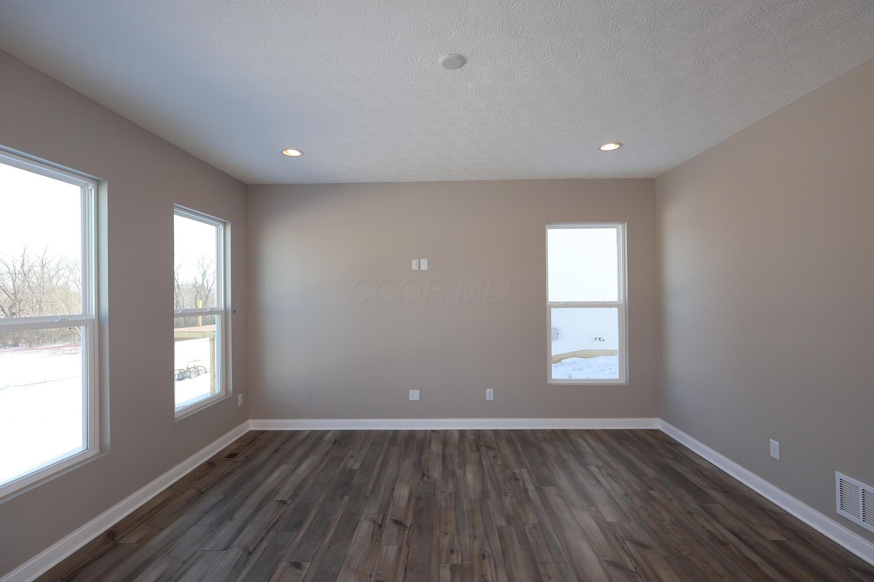 305 Olympic Loop Commercial Point, OH 43116 - Photo 7 of 23 Living Room