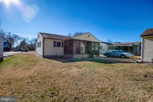 a view of a house with backyard and porch