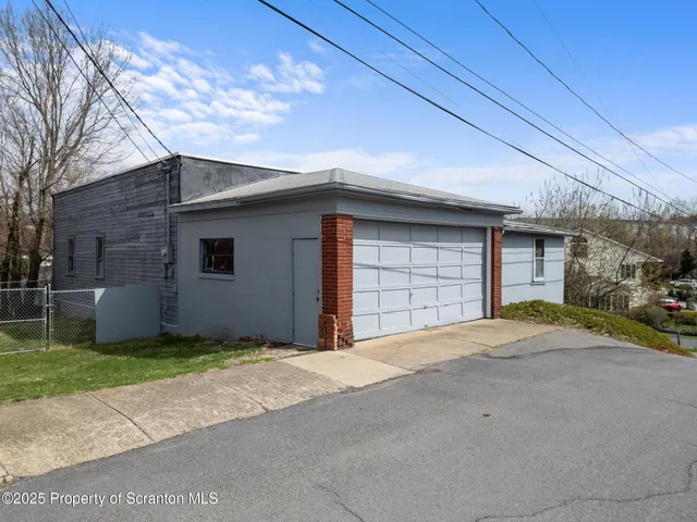 a view of a house with backyard and trees