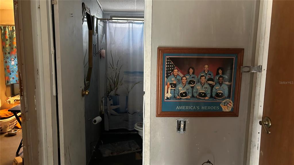 13752 Suwannee Boulevard O'Brien, FL 32071 - Photo 14 of 19 a view of a hallway with a elevator