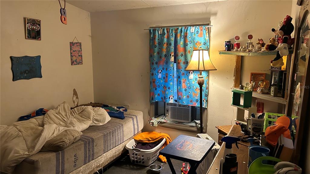 13752 Suwannee Boulevard O'Brien, FL 32071 - Photo 17 of 19 a room with furniture workspace and a window