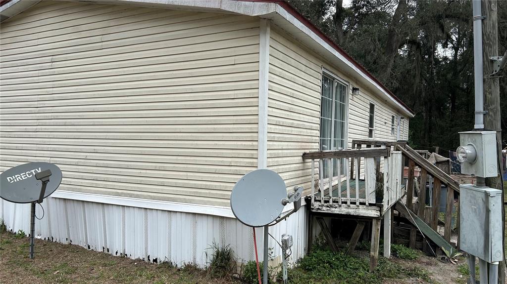 13752 Suwannee Boulevard O'Brien, FL 32071 - Photo 4 of 19 a balcony with table and chairs