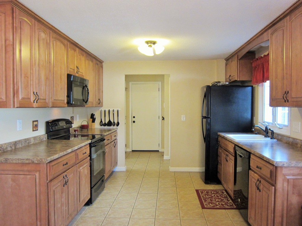 16 Edgewater Road Agawam, MA 01001 - Photo 5 of 26 Gallery Image 5