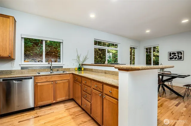 $915,000 | 5523 Lakemont Boulevard Southeast, Unit 604, Bellevue, WA 98006