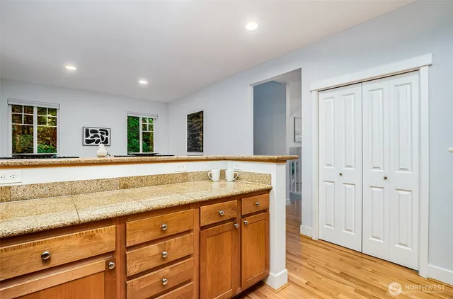 $915,000 | 5523 Lakemont Boulevard Southeast, Unit 604, Bellevue, WA 98006