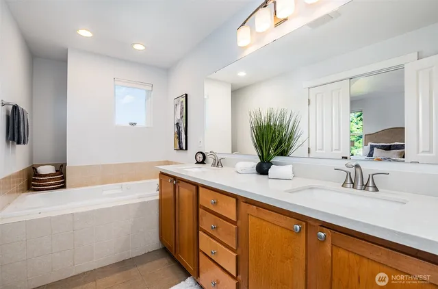 $915,000 | 5523 Lakemont Boulevard Southeast, Unit 604, Bellevue, WA 98006