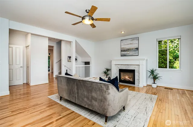 $915,000 | 5523 Lakemont Boulevard Southeast, Unit 604, Bellevue, WA 98006