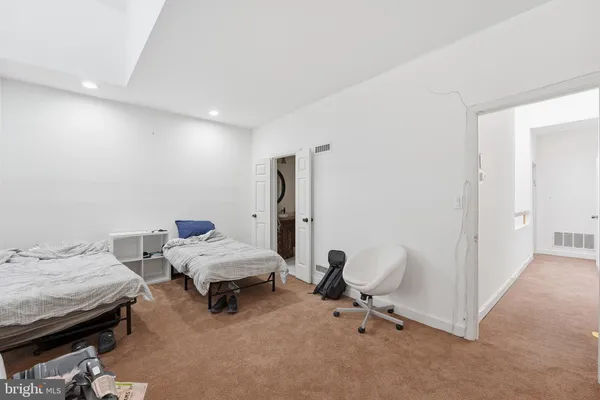 $2,100,000 | 2211 Washington Circle Northwest, Washington, DC 20037