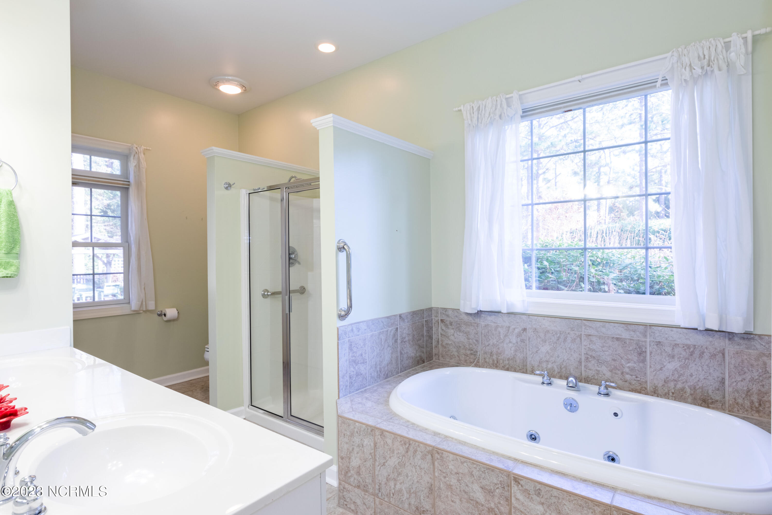 15 Wilson Road Pinehurst, NC 28374 - Photo 11 of 36 Master Tub and Shower