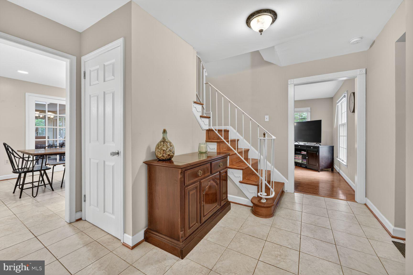 7010 Lamp Post Lane Alexandria, VA 22306 - Photo 3 of 25 Foyer