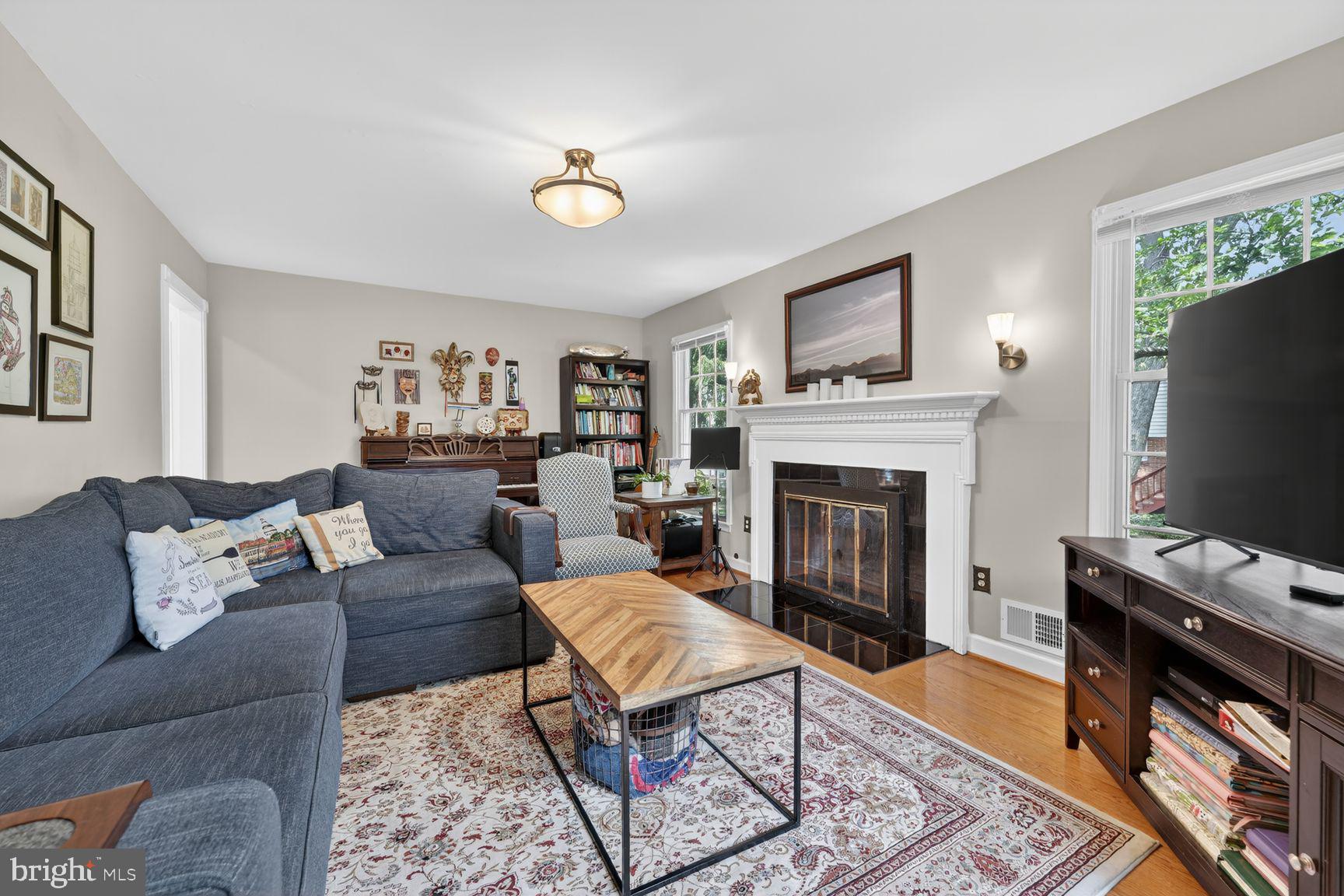 7010 Lamp Post Lane Alexandria, VA 22306 - Photo 4 of 25 Living Room