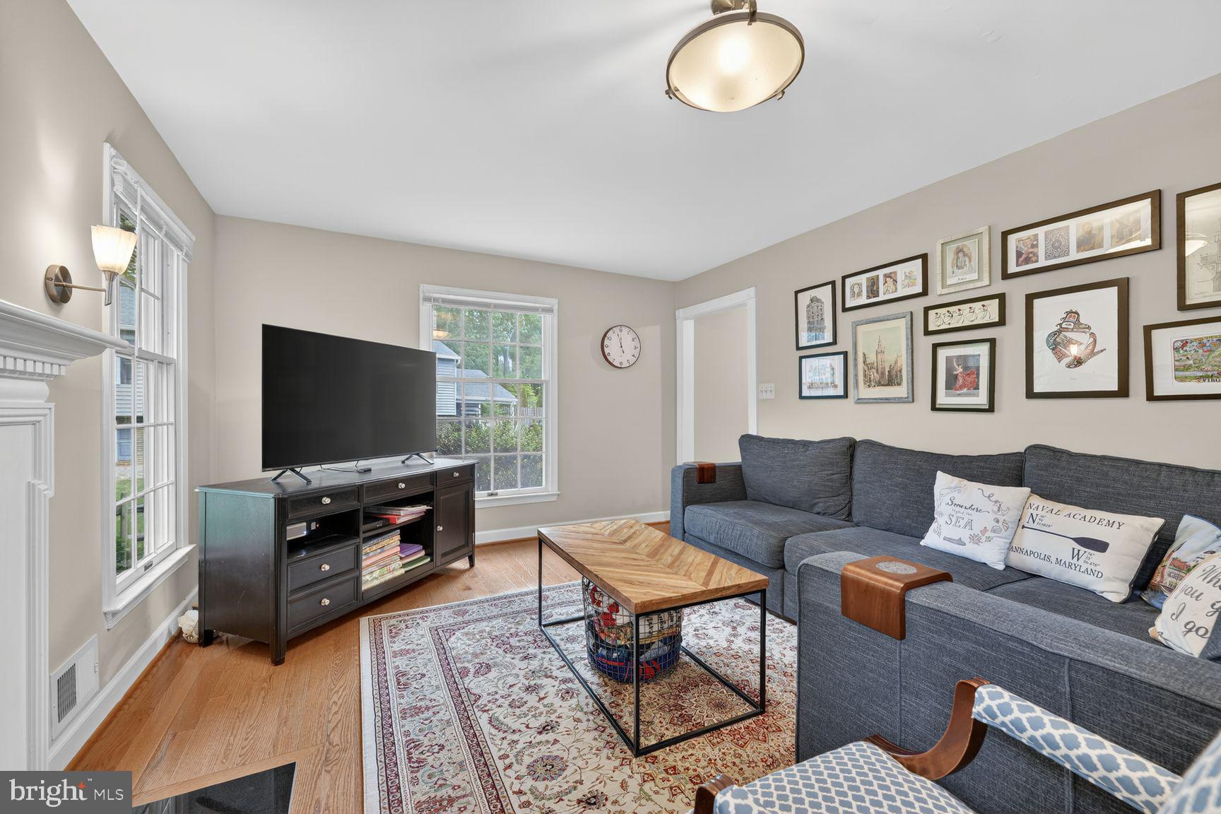 7010 Lamp Post Lane Alexandria, VA 22306 - Photo 5 of 25 Living Room